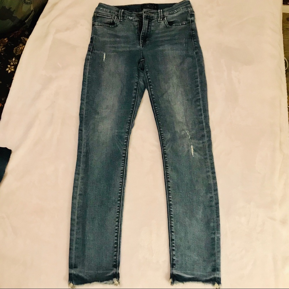 Lucky Brand cropped jeans. 26